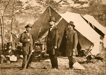 Allan Pinkertonin, presidentti Lincolnin ja majuri J. A. McClernandin muotokuva, 1862 (seepiakuva)